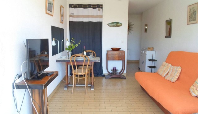 Bright studio with terrace and WIFI, pets allowed in Balaruc-les-Bains