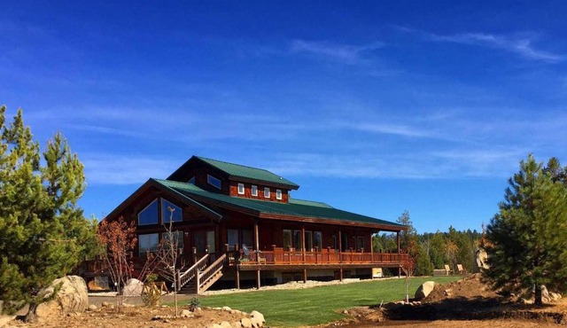 Broken Ridge Ranch - Massive home, sleeps 34 guests w/hot tub, game room, air conditioning in McCall