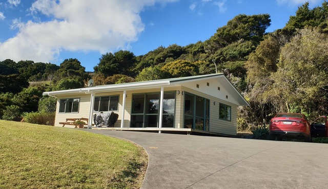 Bush backdrop and Bay views in McLeod Bay