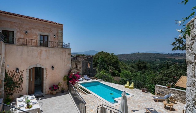 Butterfly, a historical villa with pool & hot tub!