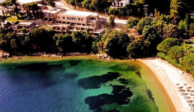 Cape Kanapitsa Hotel & Suites