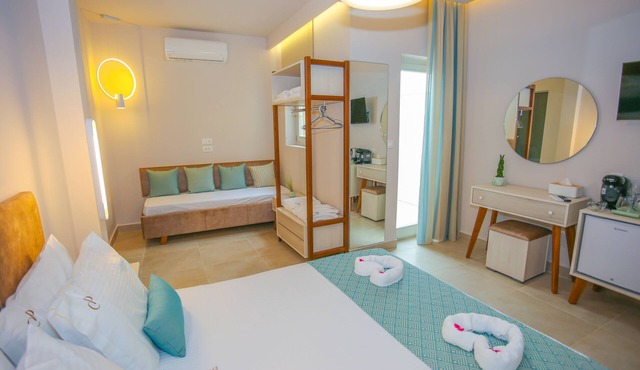 Casa de Potie - Casa 4: Triple Room With Terrace in the Heart of Chania Old Town