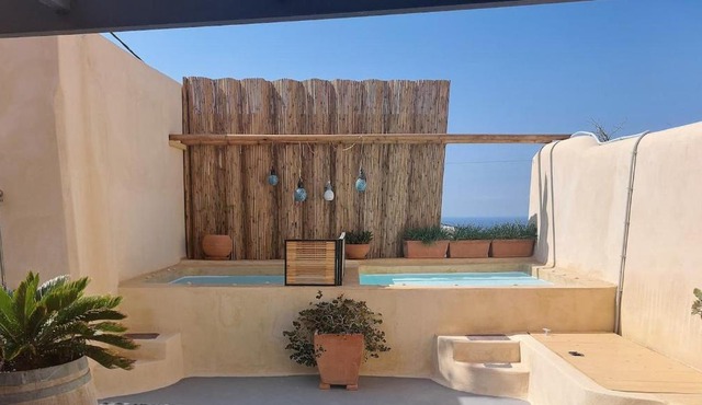 Casa Itaca luxury apartments with private jacuzzi and sea view in Finikia - Oia