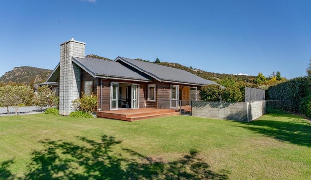 Cedar Sanctuary - Albert Town Holiday Home in Wanaka