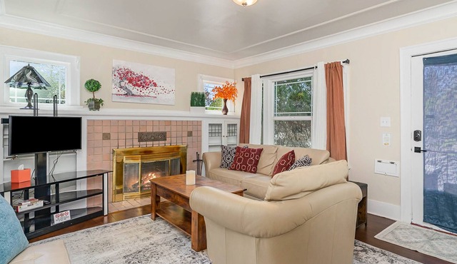 Charming 1920s home in a prime location with W/D, AC, and water access in Seattle