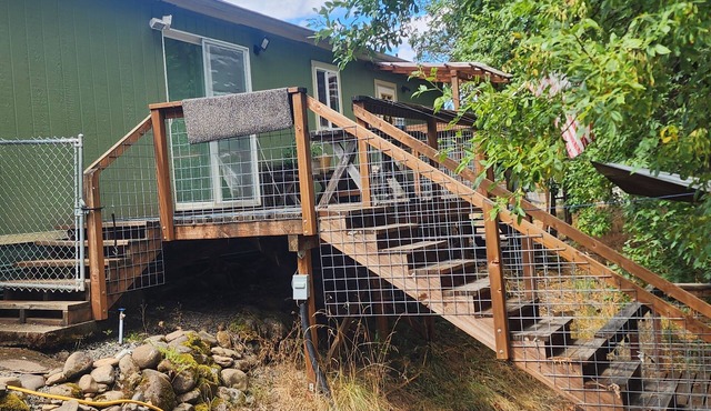 Charming 3-bedroom cabin on Little River near 8 picturesque water falls in Glide