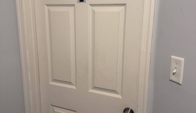 Charming 3rd floor Large bedroom inside townhome in Elkton