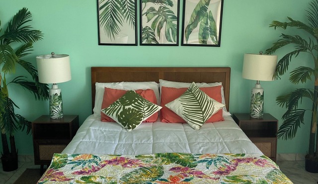 Charming beach front condo, Freeport ,Coral Beach, with AC/WiFi, salon/spa, pool in Freeport