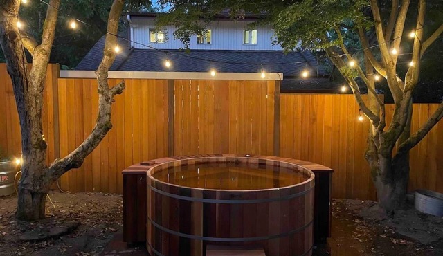 Charming Green Lake Craftsman – Hot Tub, AC, Dog Friendly, Walk to Lake & C. in Seattle
