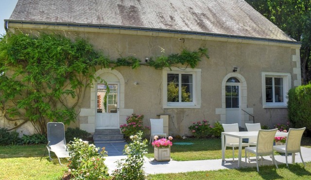 Charming Riverside House with Garden, Modern Amenities, Near Loire Castles in Saint-Bauld
