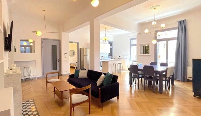 Chic 5BR Seaside Pasalimani Apt Next to Marina Zea