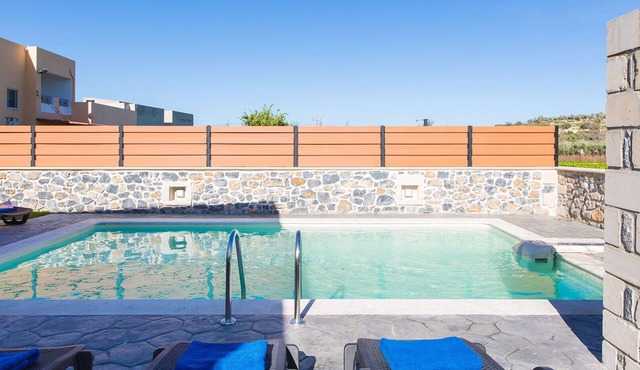 Close to Sandy Beach & Amenities