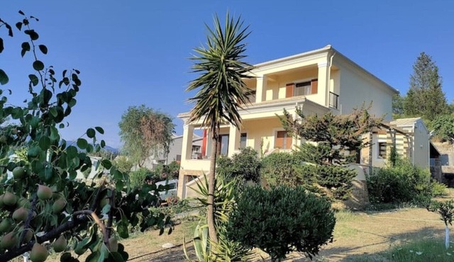 Comfortable Villa With Mountain View