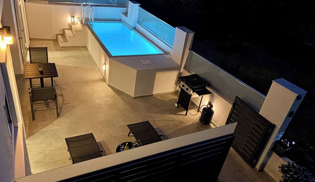 Comfy apartment with small private pool, Fiber internet and private parking