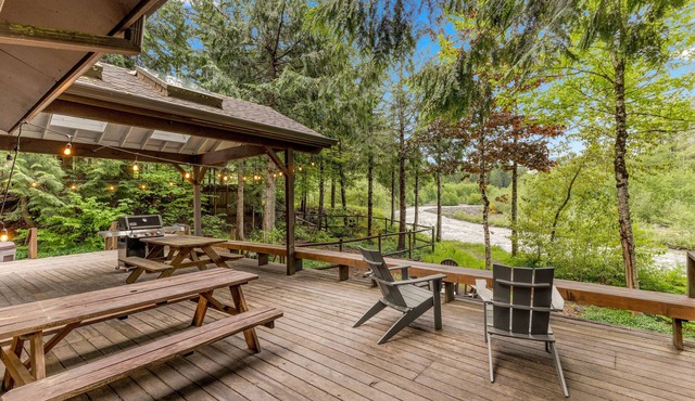 Cozy Riverfront Retreat w/Hot Tub in Rhododendron