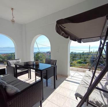 Cozy Seaside Home in Petalidi