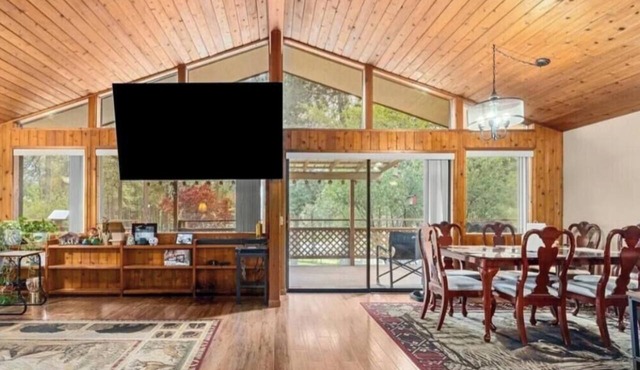 Delightful 3-bedroom lake house with a cabin feel sleeps 6. in Kettle Falls
