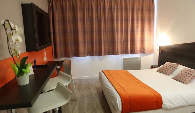 Double Studio Close to Tramway, Shopping Centers and Paris Sightseeing in Chevilly-Larue