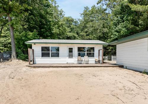 Dunes Edge- Private Silver Lake Home in Mears