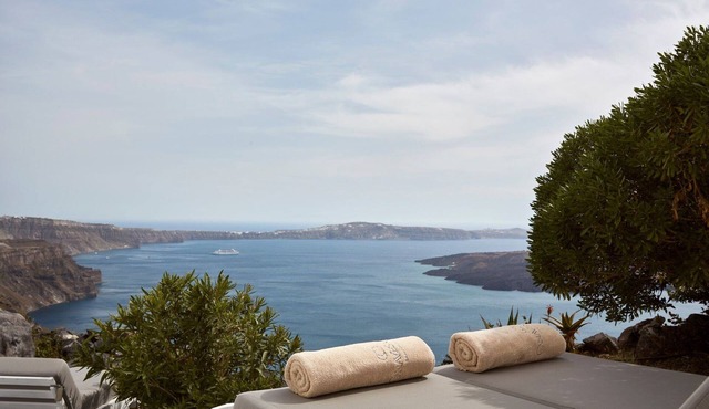Elegant Oia Villa | Deluxe Villa with Caldera View | Private Plunge Pool |.