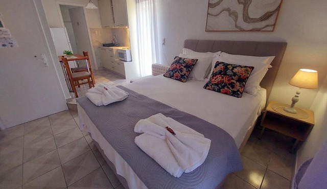 Eleni's Apartments Igoumenitsa - Γκαρσονιέρα στο ισόγειο επιπλωμένη, εξοπλισμένη