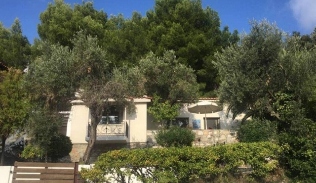 Eleni's Sea Side House near town and beach