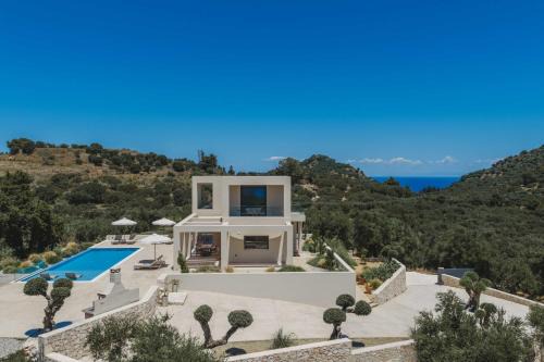 Euphoria Hill Luxury 3BR Villa with Private Pool & Sea View, By TK Premium Stays in Argassi