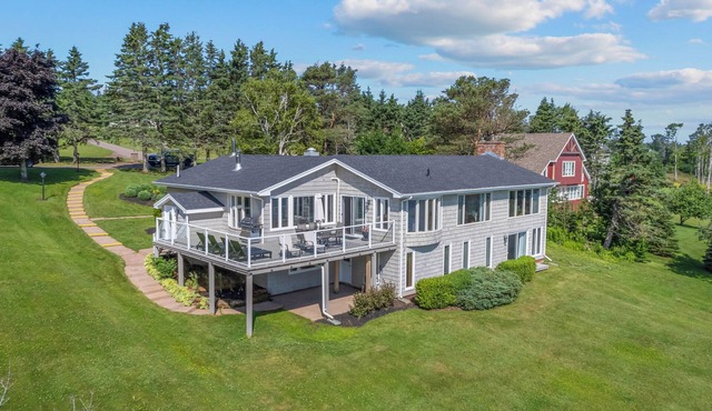 Executive Waterfront Home in Breadalbane