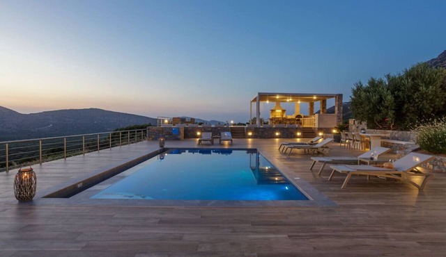 Family Villa with Heated Pool, BBQ & Kids Playground!