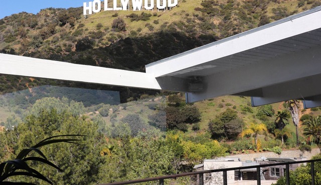 Front-Row Hollywood Sign Views -Modern Glass Villa in Los Angeles
