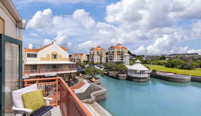 Harbourside Haven - Whangaparāoa Studio Apartment in Gulf Harbour