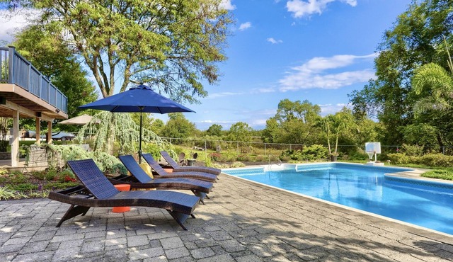 Hershey Attractions! Fire Pit, Hot Tub, Pool, Game Room and 15 Mins To Hershey! in Harrisburg