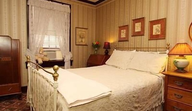 Historic National Hotel in Jamestown