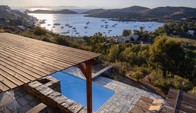 ☀️Holiday & nomad house great 🌊🌅 view sleeps 8 w/fireplace & pool Kea Cyclades