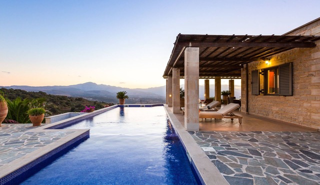 Jacopo Villa! Superb views, 45m2 private pool, close to shops and restaurants