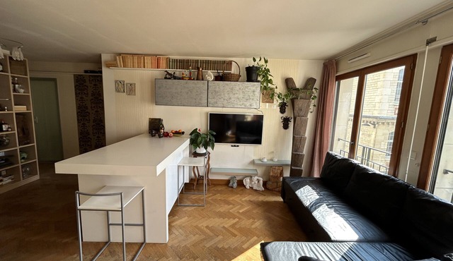Just 5 minutes from the Eiffel Tower and the Seine! Ideal for families. Parking in PARIS
