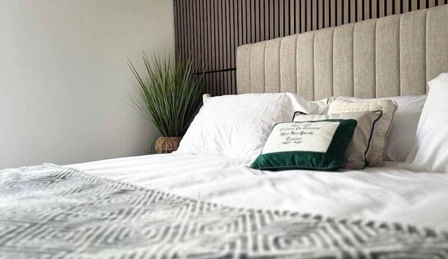 King Bed | Jacuzzi | Fast Wi-Fi in Sherwood Park