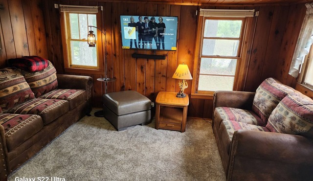 Knotty Pine Cabin: 2 bdrm, gas Fireplace, near great mushroom area & Thumb Lake! in Vanderbilt