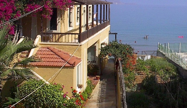 Kokkini Hani: Beautiful apartment by the sea.
