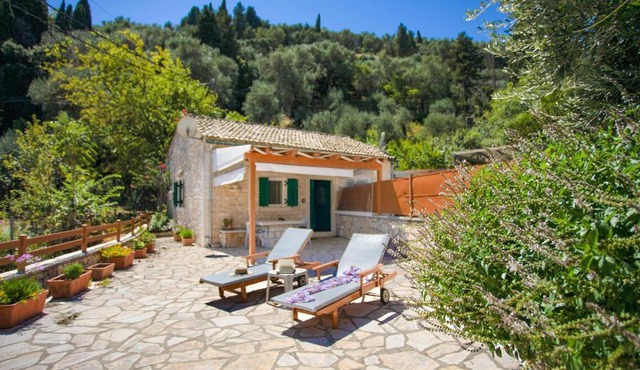 Korinas Cottage: Stone cottage close to the beach