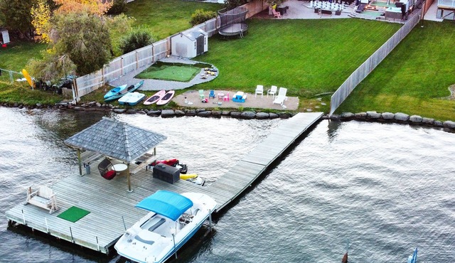 Lakefront Paradise, Hot Tub, Private Beach, Covered Dock, Kayaks, Near Downtown in Chestermere