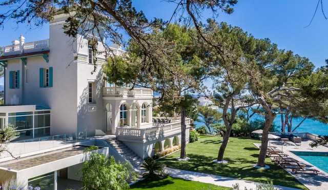 Large beachfront property with hotel services in La Seyne-sur-Mer