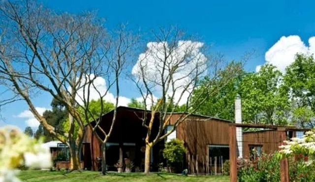 Large Comfortable Cottage with Fireplace in Hawkes Bay, New Zealand in Hastlings