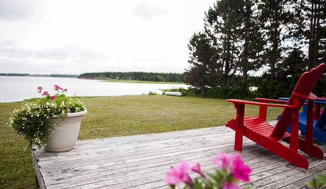 Lenrose Cottage. Waterfront in Brackley Beach. Close to National Park Beaches in Brackley Beach