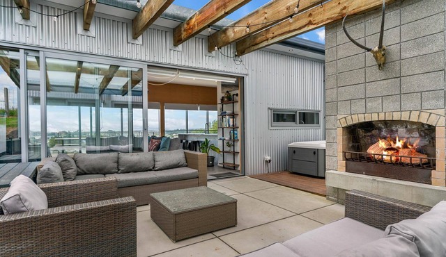 Linga Longa - Modern, sunny, pet-friendly holiday home with Spa and Estuary views in Mangawhai