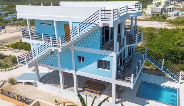 Luxe oceanfront escape with pool, lanais, penthouse suite & ground-floor access in San Pedro