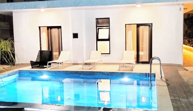 Luxsuites Villa with pool and garden
