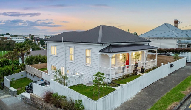 Luxurious 5 Bed Grey Lynn House with views in Central Auckland Available to BUY. in Auckland