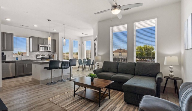 Luxury 2BD/2BA Next to Airport dpjk in Del Valle