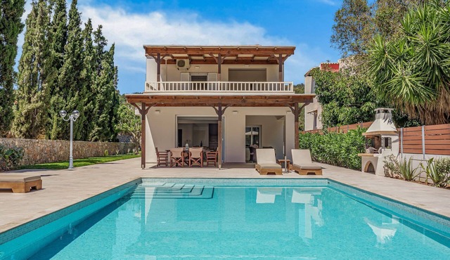Luxury Villa Hera with private pool and beautiful garden with lawns. Sisi, Crete